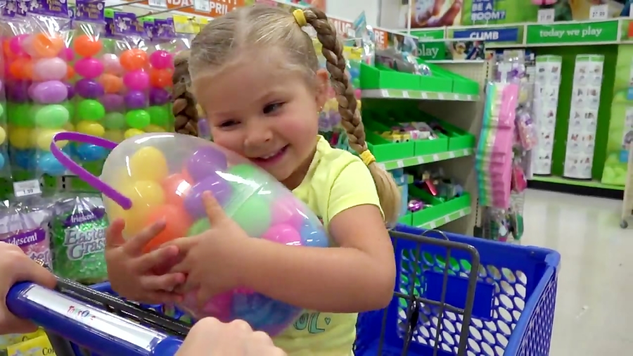 دیانا و اسباب بازی ها - دیانا و مامان از فروشگاه خرید می کنند